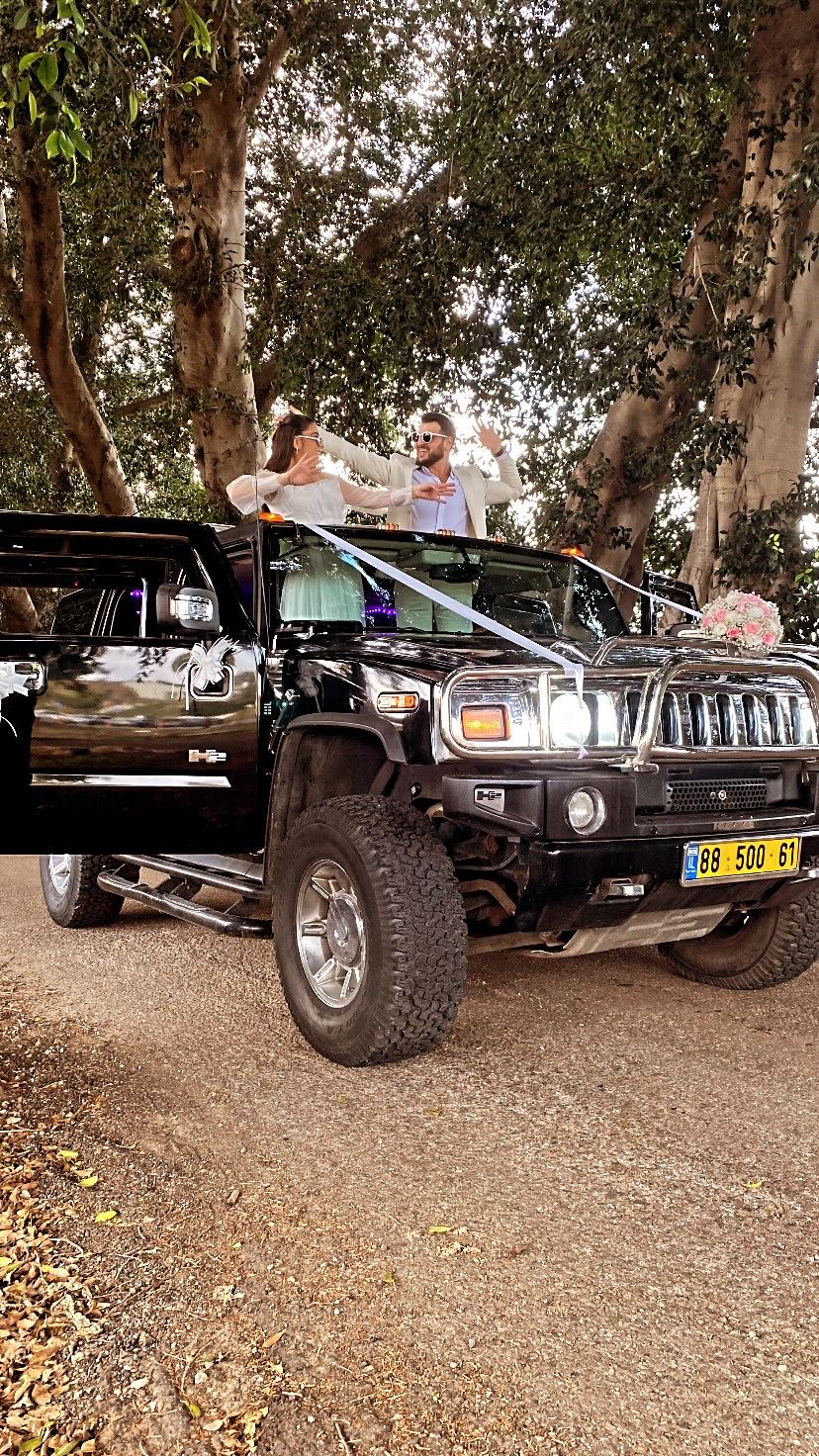 זוג חוגג על ה-Hummer בחורשה