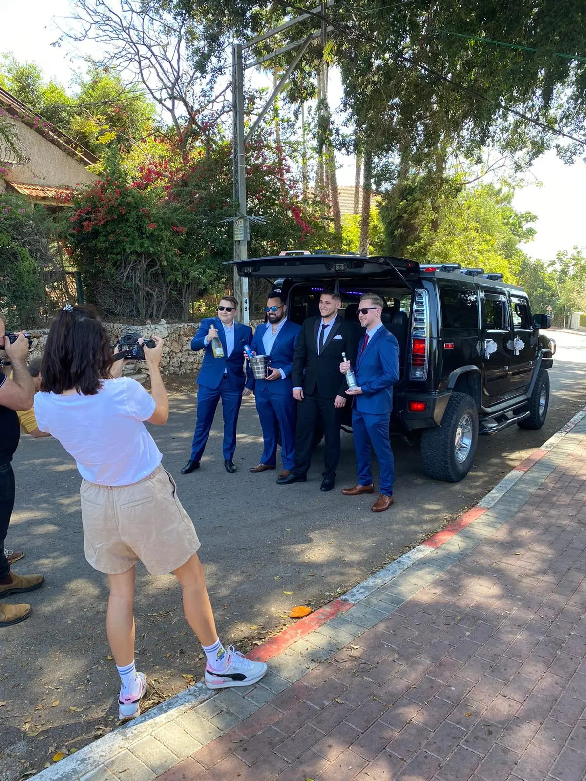חברי החתן ליד ה-Hummer עם דלת אחורית פתוחה