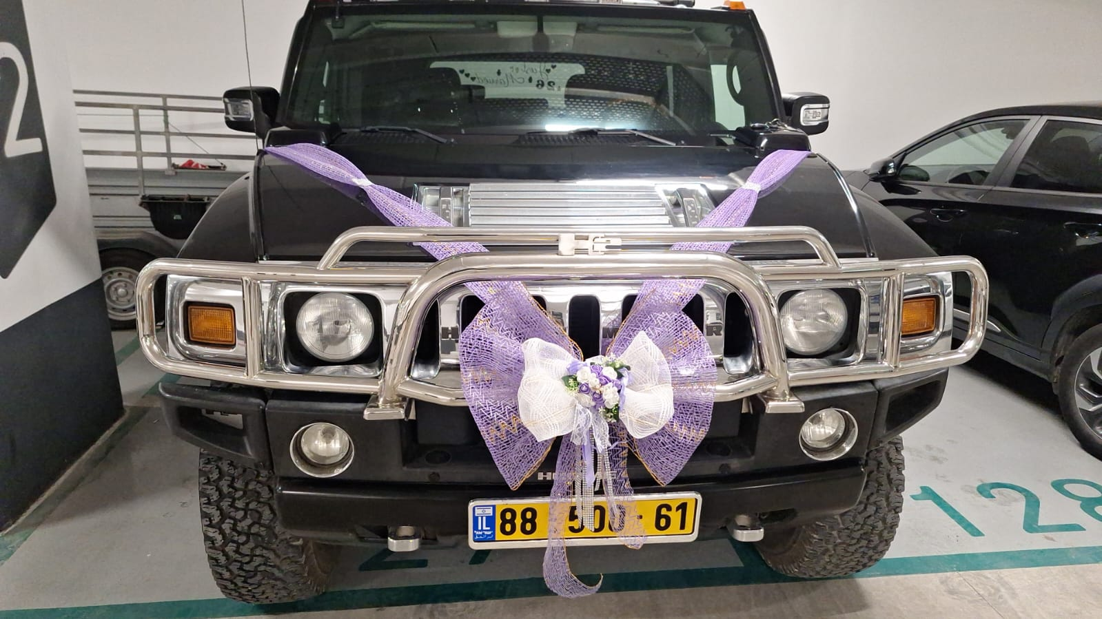 חזית ה-Hummer עם קישוט סרטים סגלגלים וזר פרחים