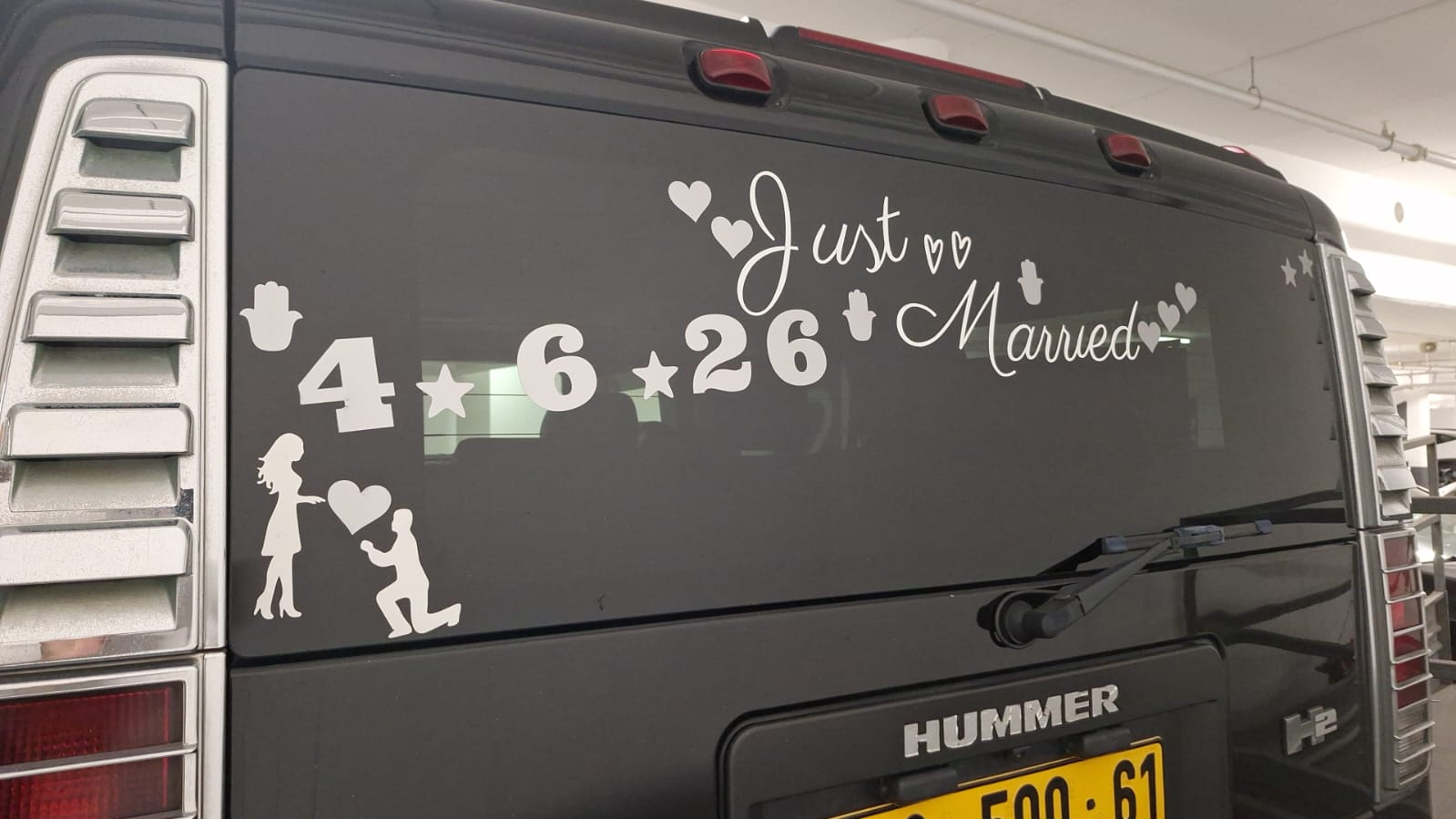 מדבקת Just Married ותאריך החתונה על דלת ה-Hummer